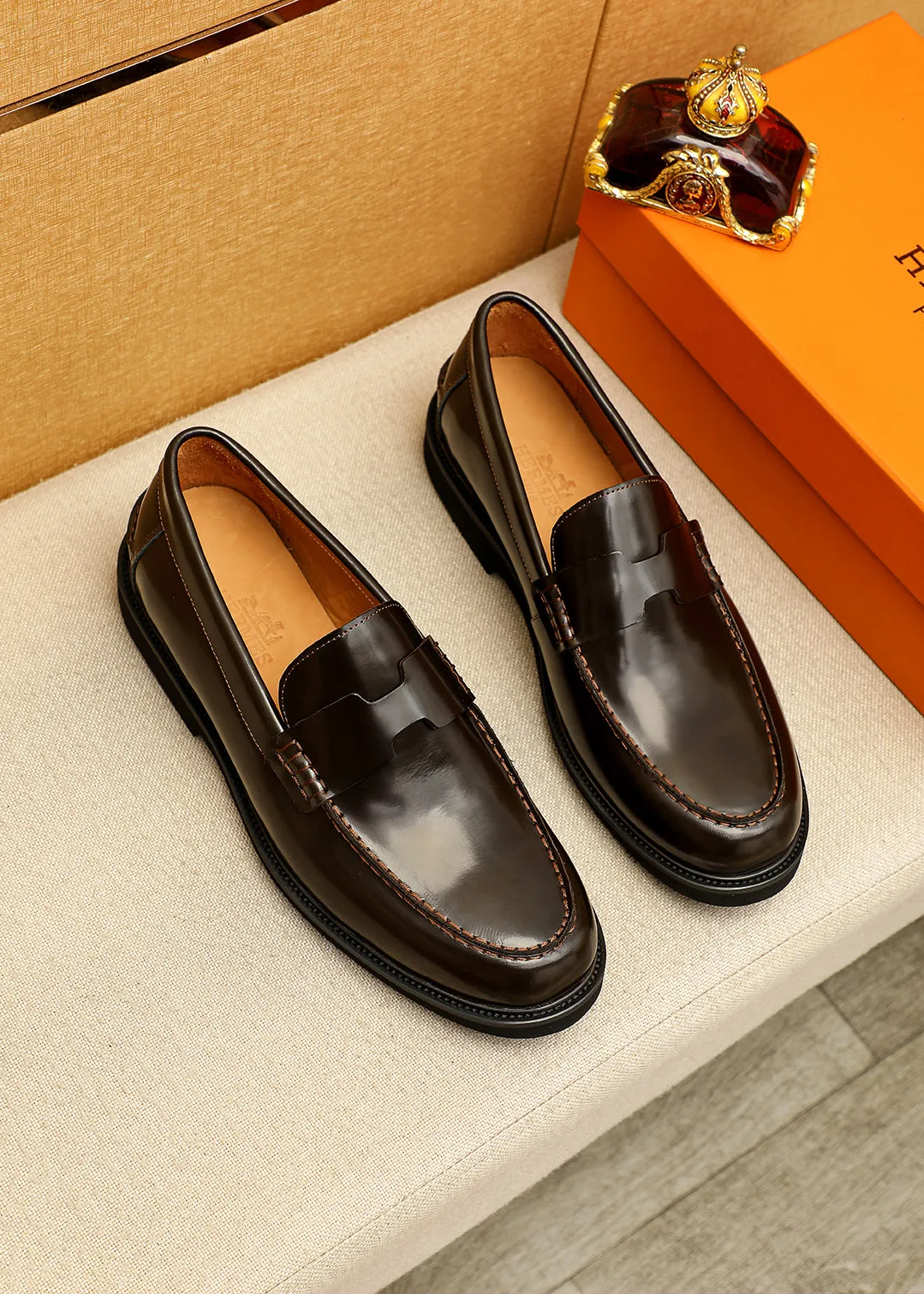 Men's shoes 💰460 💐 Product trademark: HERMES "Hermès" casual leather shoes Regular size: 38-44 (45.46🉑️customized) Product materials: Selected imported first-layer open-edge beaded cowhide leather upper + luxury hardware buckle, imported water-dyed 🐂 cowhide lining. Strong three-dimensional visual effect, foam outsole Color: 4⃣️colors available